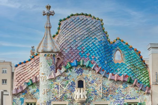 El Rincón Más Infravalorado De Barcelona Donde La Magia De Gaudí Cobra Vida