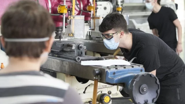 Luces Y Sombras En La Fp: Da Trabajo, Pero Faltan Guías Para Los Jóvenes