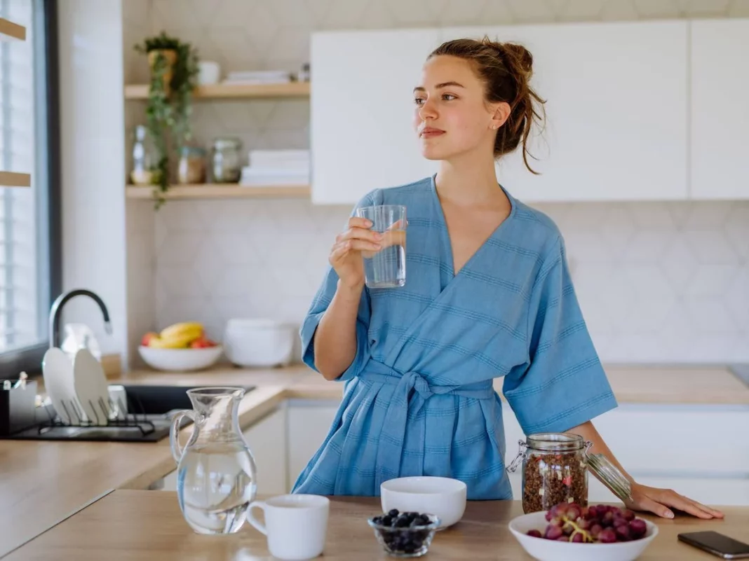 Mantén tu cuerpo hidratado: empieza con agua