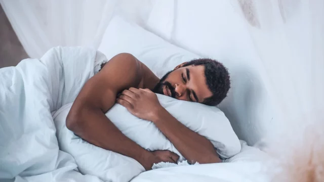 ¿Qué Significa Abrazar La Almohada Mientras Duermes? La Psicología Revela Tus Necesidades Emocionales