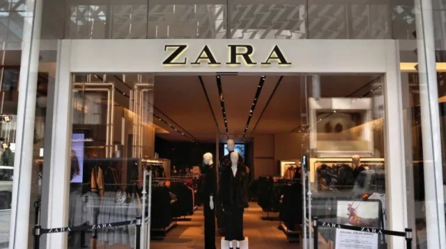 Zara Se Ha Tenido Que Equivocar Poniendo A Solo 17 Euros El Bolso 2 En 1 Convertible En Cartera