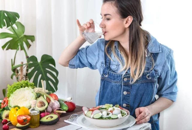 El Error Común Al Beber Agua En Las Comidas Que Puede Hacer Tu Digestión Más Pesada, Según Una Nutricionista