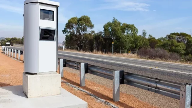 Un Radar En Una Carretera Fuente: Revista Tráfico Y Seguridad Vial