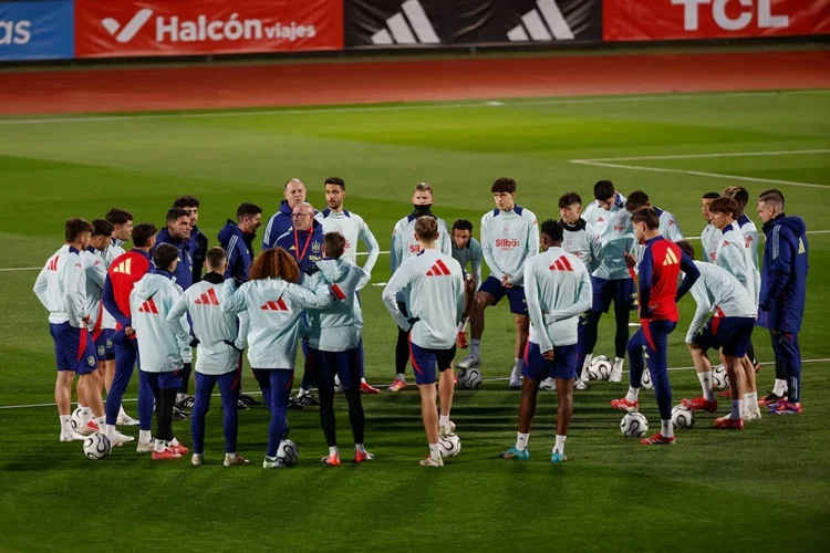 Los Jugadores Se Concentran Antes Del Países Bajos - España Fuente: Rfef